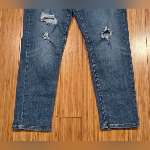 Levis Classic Blue Distressed Women Jeans - Picture 2 of 8